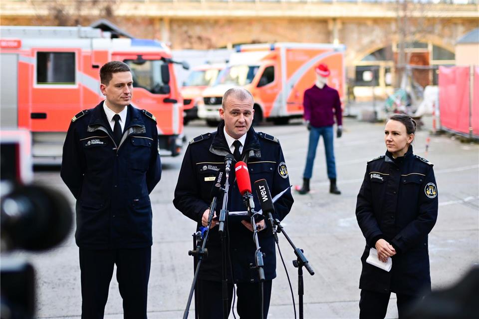 Vinzenz Kasch, Leiter Stab Kommunikation und Sprecher der Behördenleitung der Berliner Feuerwehr, spricht während der Pressekonferenz „Gemeinsam sicher feiern: Silvester 2025/2026“ der Berliner Feuerwehr.Sebastian Christoph Gollnow/dpa