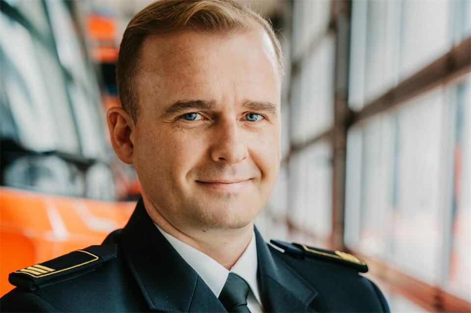 Vinzenz Kasch ist Sprecher der Berliner Feuerwehr und gibt Tipps, wie man Rettungsfahrzeugen schlau und sicher Platz macht.Berliner Feuerwehr/dpa-tmn