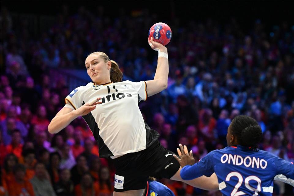 Viola Leuchter ist mit 21 Jahren bereits Stammspielerin im DHB-Team. (Archivbild)Federico Gambarini/dpa