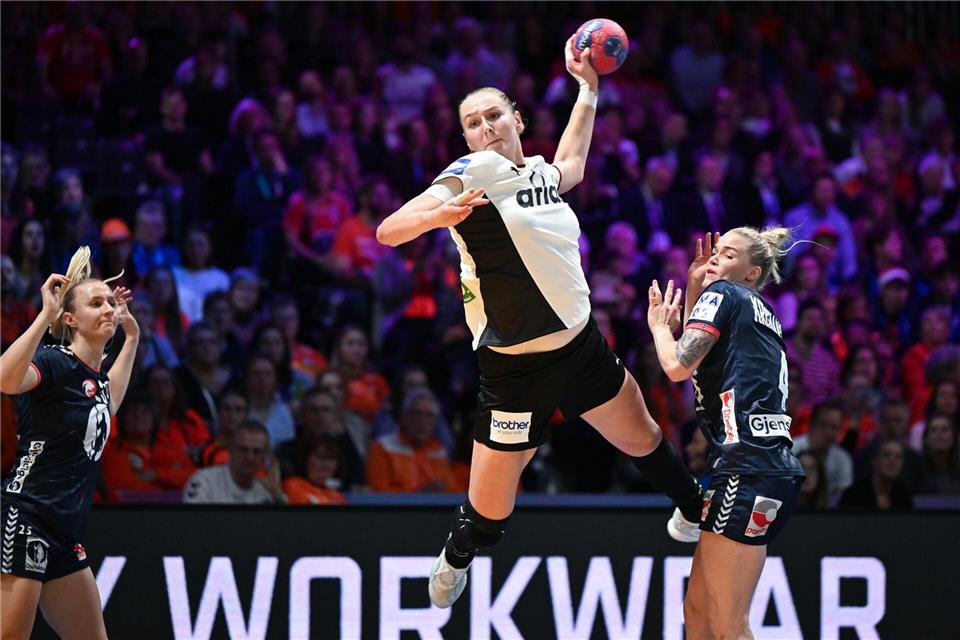 Viola Leuchter wird zur besten jungen Spielerin der WM gewählt.Federico Gambarini/dpa