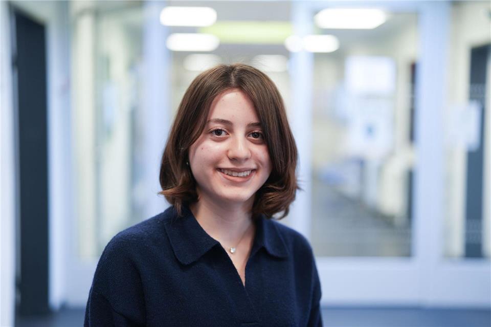 Viola Vannoni ist von den Handyregeln ihrer Schule mitunter genervt. Bei Social-Media räumt die 14-Jährige aber ein, dass auch sie die sozialen Netzwerke viel zu oft nutze.Marcus Brandt/dpa