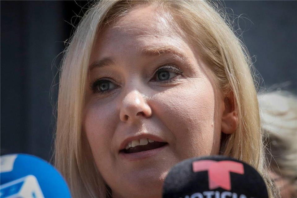 Virginia Giuffre behauptete, von Prinz Andrew als Minderjährige sexuell missbraucht worden zu sein. Bei einer Zivilklage in den USA einigte sie sich mit dem Royal auf einen Vergleich. (Archivbild)Bebeto Matthews/AP/dpa