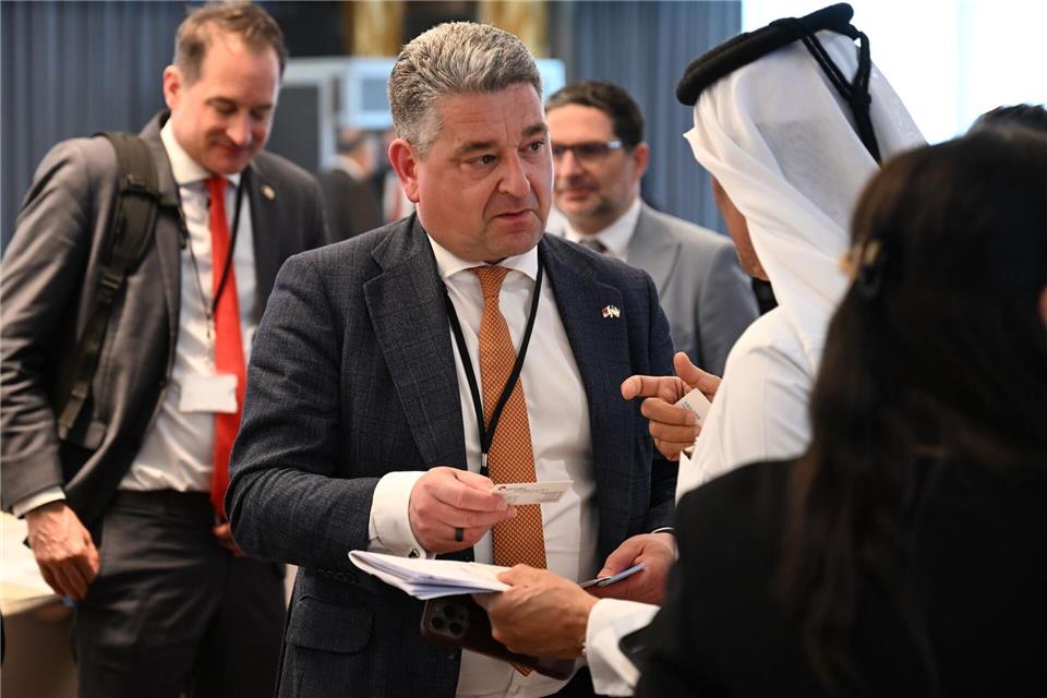 Visitenkarten tauschen nach der Präsentation: Thyssenkrupp-Chef Miguel Ángel López Borrego hält viel von Katar.Wolf von Dewitz/dpa