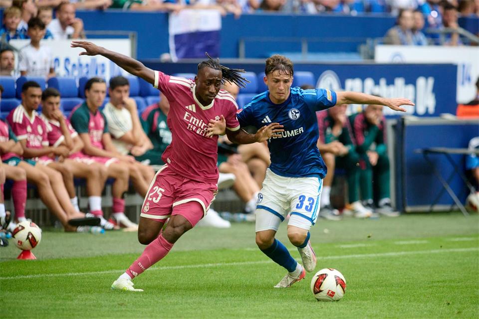 Vitalie Becker (r) hat einen neuen Vertrag bei Schalke unterschrieben. (Archivbild) Bernd Thissen/dpa