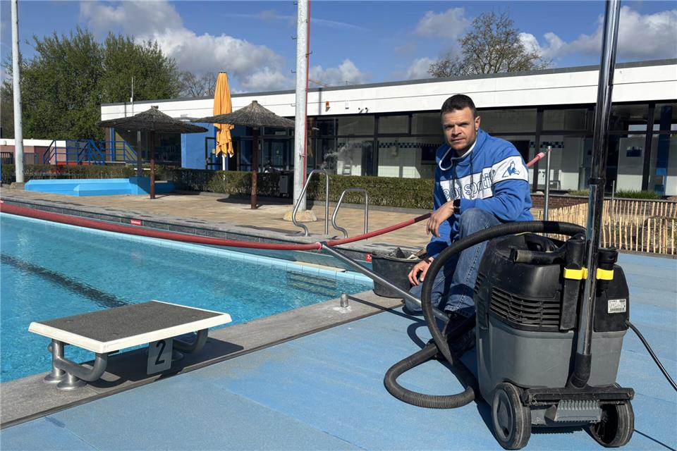 Vitalij Ruz repariert die Absperrung am Startblock des Mehrzweckbeckens.