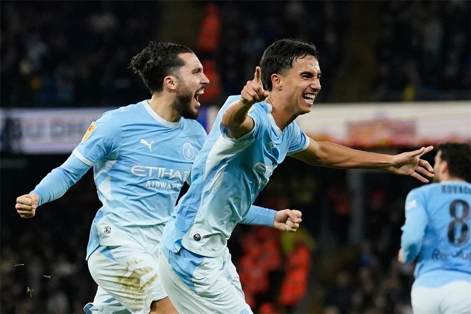Vitor Reis (r.) verhalf City ins Elfmeterschießen.Dave Thompson/AP/dpa