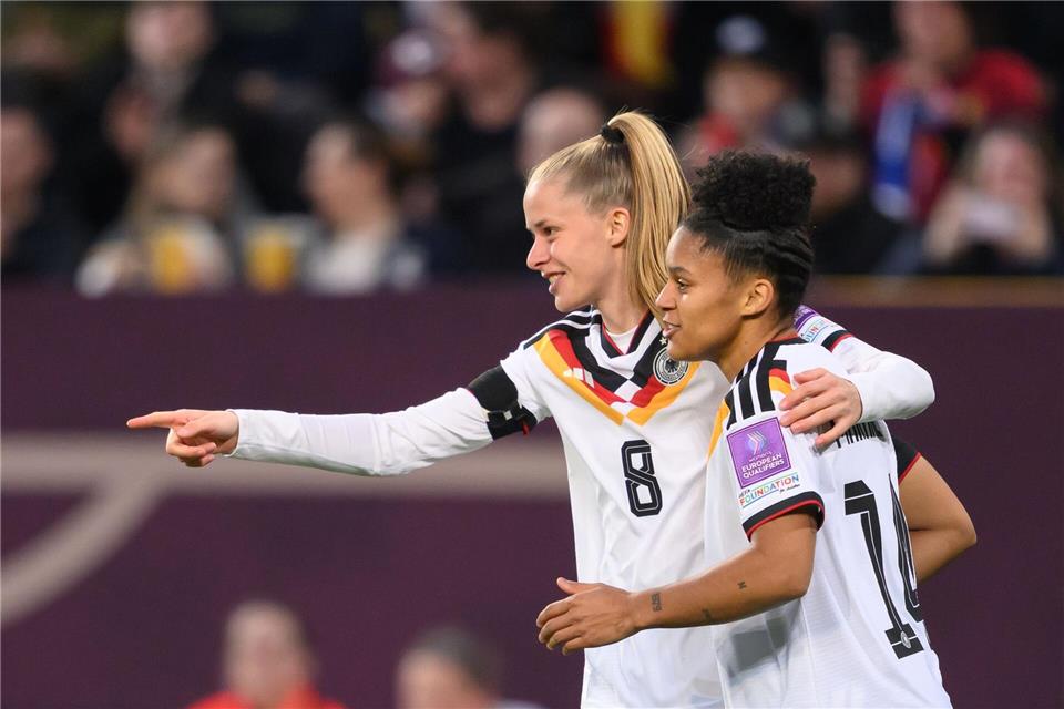 Vivien Endemann (l.) und Shekiera Martinez jubeln nach dem 1:0. Robert Michael/dpa
