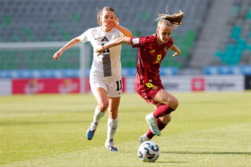 Vivien Endemann (r) fehlt den deutschen Fußballerinnen. (Archivbild)Ales Fevzer/dpa