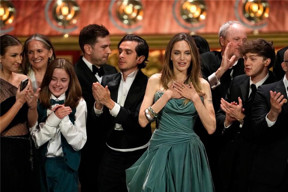 Vivienne Jolie-Pitt (L, vordere Reihe), will „Pitt“ aus ihrem Namen streichen lassen. (Archivbild) Charles Sykes/Invision/AP/dpa