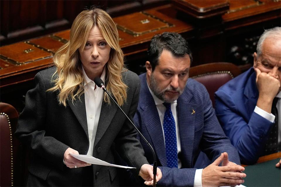 Vize-Regierungschef Matteo Salvini - hier rechts neben Ministerpräsidentin Giorgia Meloni - findet markige Worte. (Archivbild)Alessandra Tarantino/AP/dpa