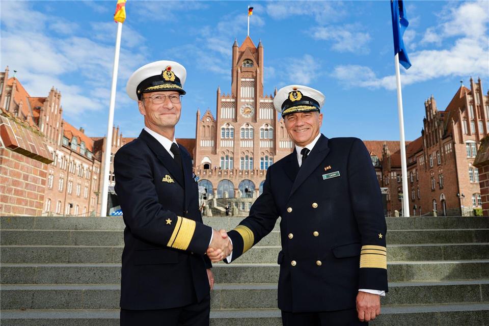 Vizeadmiral Frank Martin Lenski (rechts) und Konteradmiral Axel Deertz. Die Flotte hat einen neuen Befehlshaber.Frank Molter/dpa