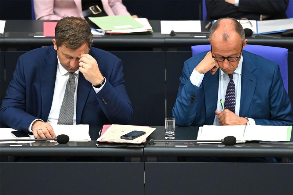 Vizekanzler Klingbeil (links), Regierungschef Merz und ihr Kabinett befinden sich seit geraumer Zeit im Umfragetief. (Archivbild)Elisa Schu/dpa