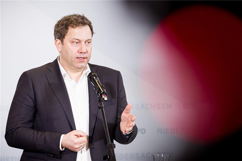 Vizekanzler Klingbeil pocht auf eine grundlegend neue Finanzierung von Gesundheit und Pflege.Moritz Frankenberg/dpa