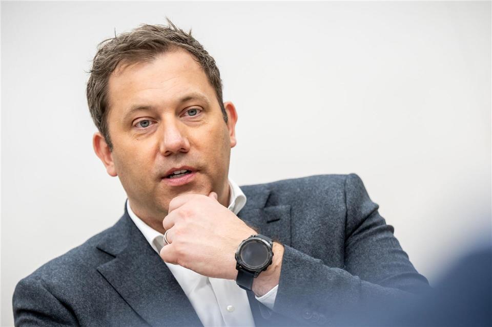 Vizekanzler Lars Klingbeil. Die deutsche Haltung zum Verbrenner-Aus könnte Thema im Koalitionsausschuss werden.Michael Kappeler/dpa