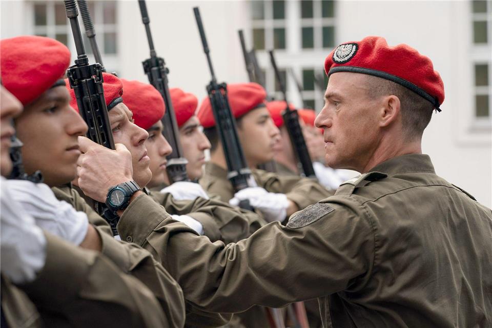 Vizeleutnant Charles Eismayer (Gerhard Liebmann, re.) drillt seine Rekruten hart.-/ZDF/Arte/dpa