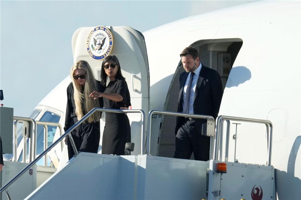 Vizepräsident JD Vance (r), Second Lady Usha Vance (M) und Erika Kirk. (Archivbild)Ross D. Franklin/AP/dpa