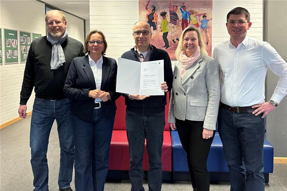 V.l. Erster Beigeordneter Thomas Brüggemann, Geschers Bürgermeisterin Anne Kortüm, stellv. Schulleiter Helge Kipp, Velens Bürgermeisterin Dagmar Jeske und Erster Beigeordneter Marius Tegeler, mit der Genehmigung aus Münster.