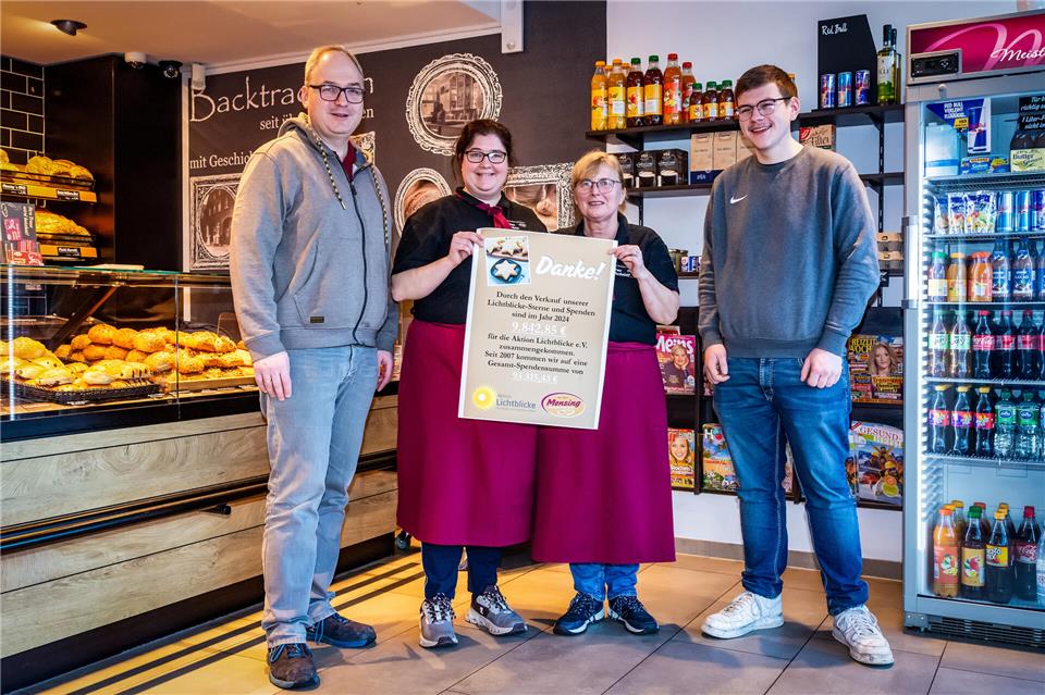 Bäckerei Mensing spendet über 9800 Euro an Aktion Lichtblicke V.l.: Stephan Mensing, Bäckereifachverkäuferin Annemarie Volmer aus Coesfeld, Kollegin Anke Machelett aus Hochmoor und Johannes Mensing freuen sich über den Erfolg der Aktion.