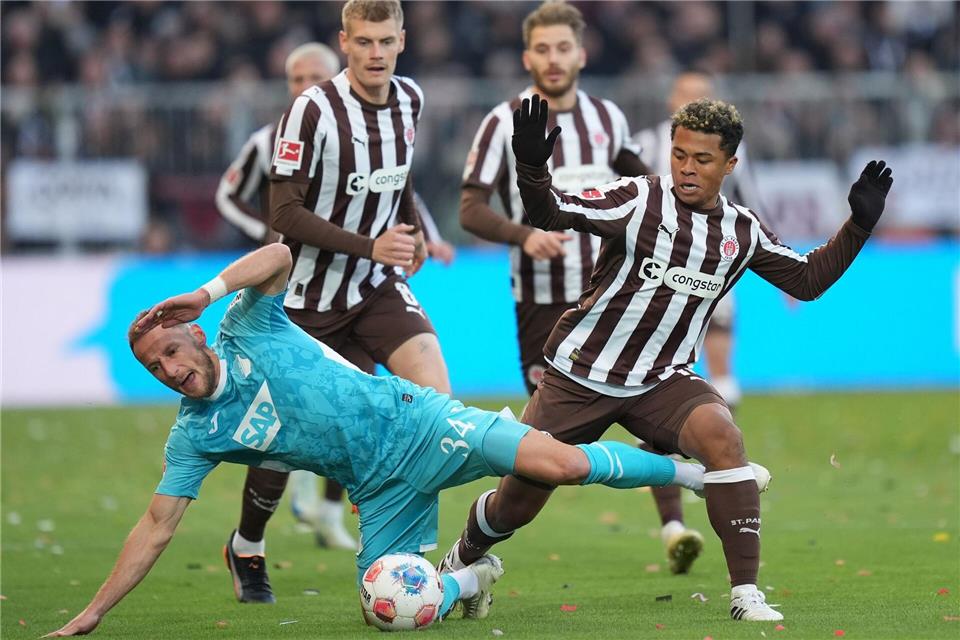 Hoffenheim siegt auswärts – St. Paulis Krise spitzt sich zu Vladimir Coufal (l, 1899 Hoffenheim) und Joel Chima Fujita (r, FC St. Pauli) kämpfen um den Ball.Marcus Brandt/dpa
