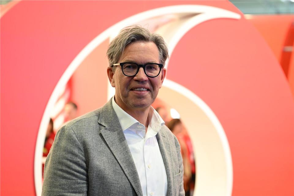 Vodafone-Deutschlandchef Marcel de Groot vor einem großen Plastik-Logo seiner Firma.Wolf von Dewitz/dpa