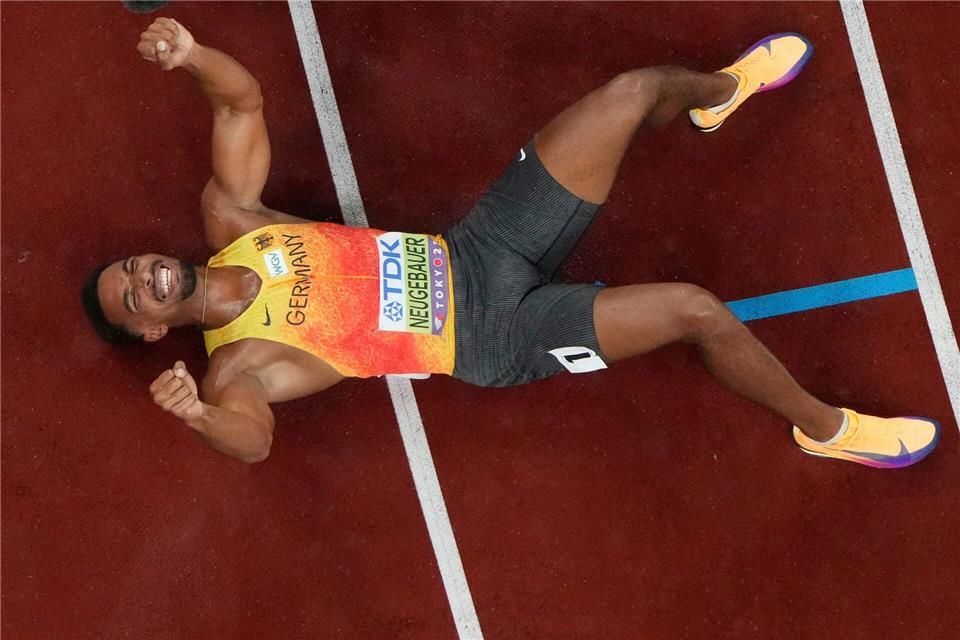 Völlig fertig im Ziel: Leo Neugebauer.David J. Phillip/AP/dpa