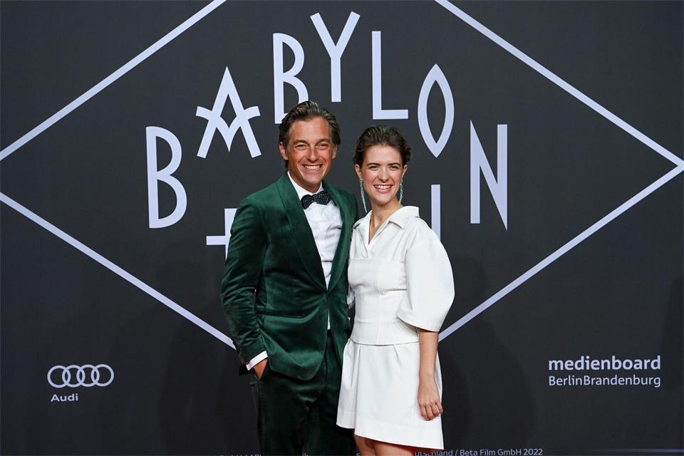 Volker Bruch und Liv Lisa Fries spielen die „Babylon Berlin“-Hauptrollen. (Archivbild von 2022)Jens Kalaene/dpa
