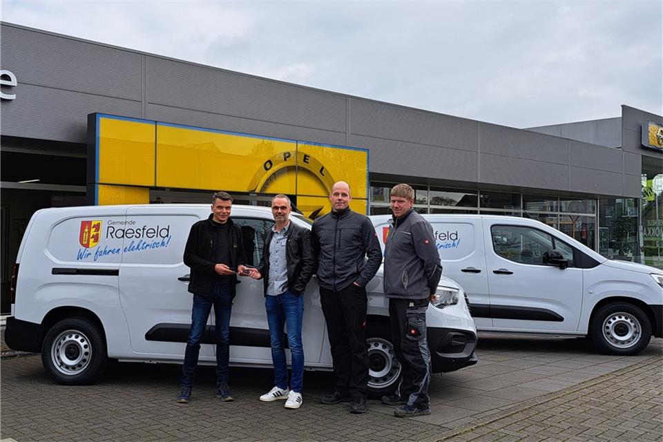 Volker Hüppe übergibt die beiden Elektro-Kastenwagen an Hauptamtsleiter Jörg Heselhaus, Thomas Grewing vom Klärwerk und Stefan Lanvermann vom Hausmeisterteam (von links).