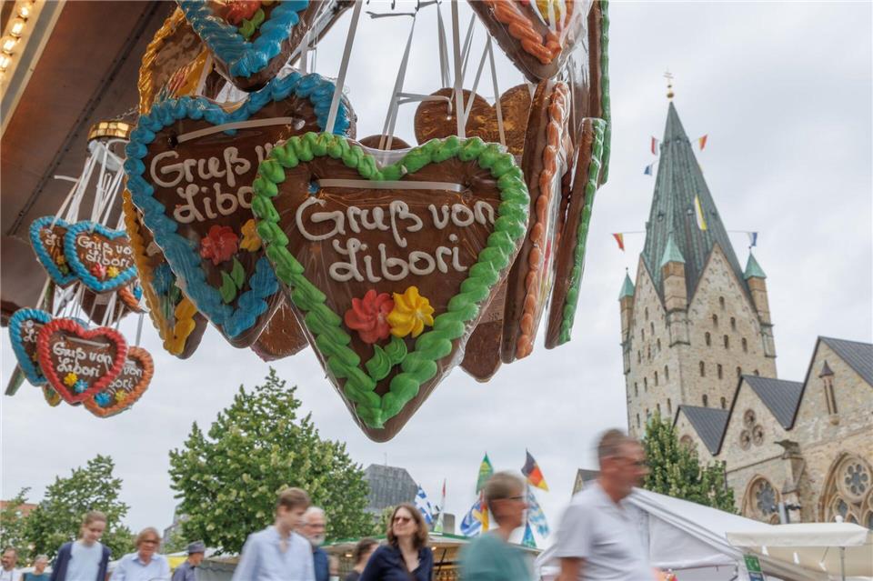 Volksfest und Kirche sind bei Libori in Paderborn eng verzahnt. (Archivbild)Friso Gentsch/dpa