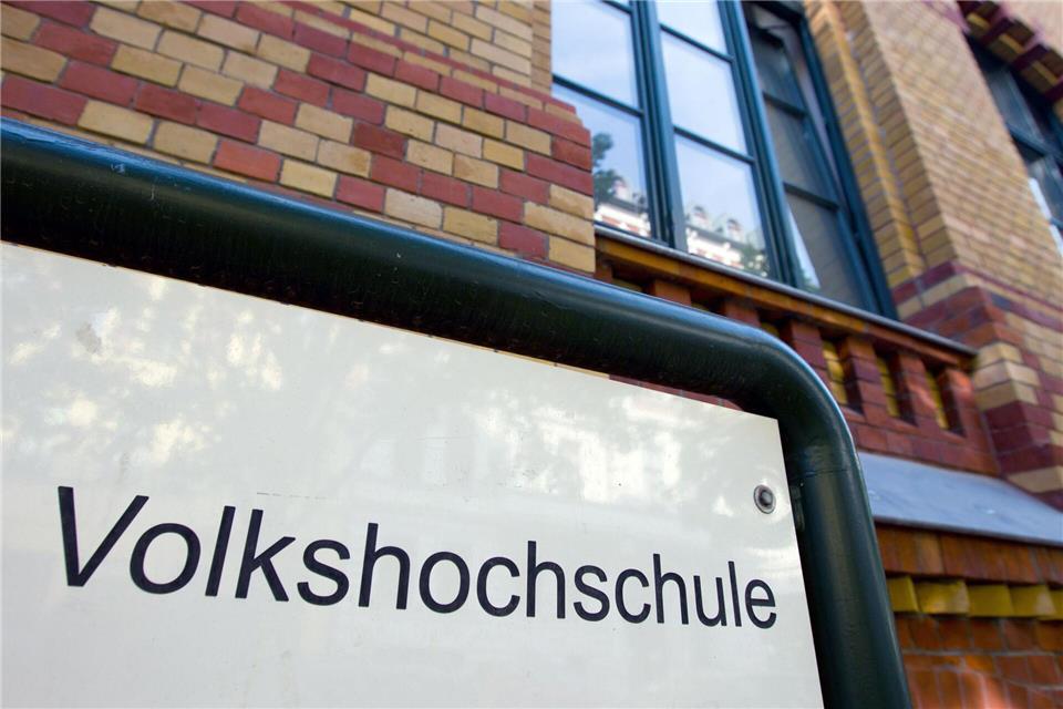 Volkshochschulen bieten viele Sprach- und Gesundheitskurse an. Es kommen aber immer neue Angebote hinzu. (Symbolbild)Jens Wolf/ZB/dpa