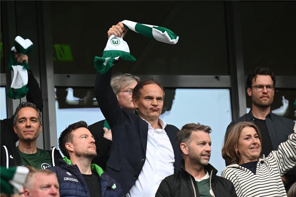 Volkswagen-Chef Oliver Blume beim ersten Relegationsspiel des VfL Wolfsburg.Julian Stratenschulte/dpa