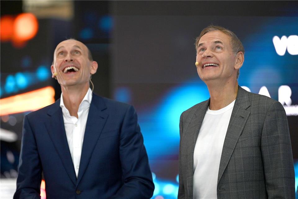 Volkswagen-Chef Oliver Blume (r) und Volkswagen-Vorstandmitglied für China, Ralf Brandstätter, in Shanghai. Der Konzern investiert trotz Schwierigkeiten viel Geld in die neue Technologie. Johannes Neudecker/dpa