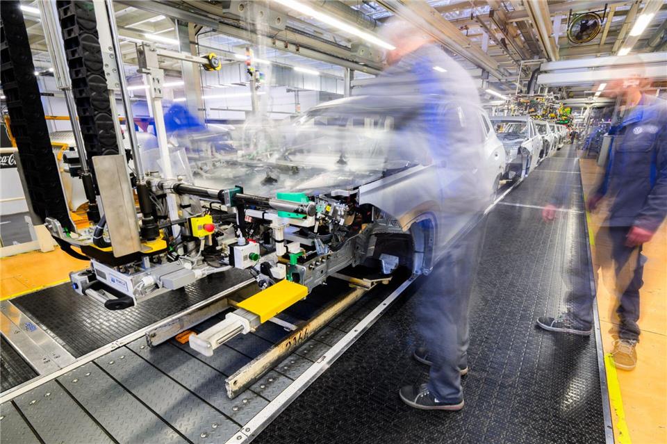 Volkswagen behauptet seine Spitzenposition unter den wirtschaftsstärksten Unternehmen. (Archivbild)Julian Stratenschulte/dpa