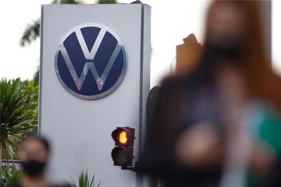 Millionenstrafe für VW wegen Sklavenarbeit in Brasilien Volkswagen do Brasil wurde wegen moderner Sklaverei auf einer Amazonas-Farm in den 1970er und 80er Jahren verurteilt. (Archivbild)Andressa Andressa/dpa