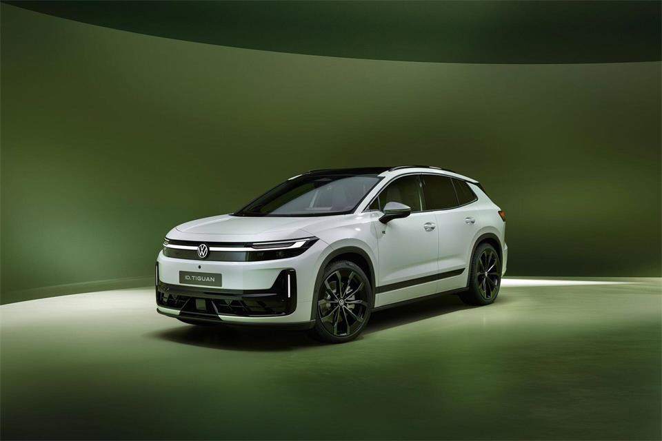 Volkswagen erneuert den ID.4 gründlich und gibt ihm einen vertrauten Namen: Anfang 2027 soll der elektrische Geländewagen als ID.Tiguan starten.Volkswagen AG/dpa-tmn