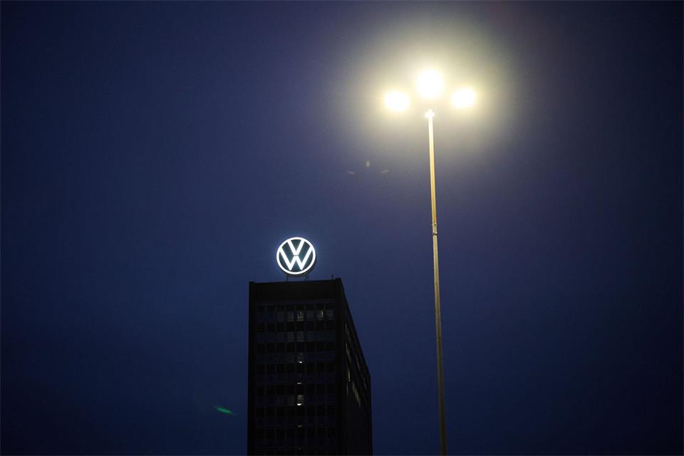 Volkswagen steuert auf ein Verlustjahr zu. Julian Stratenschulte/dpa