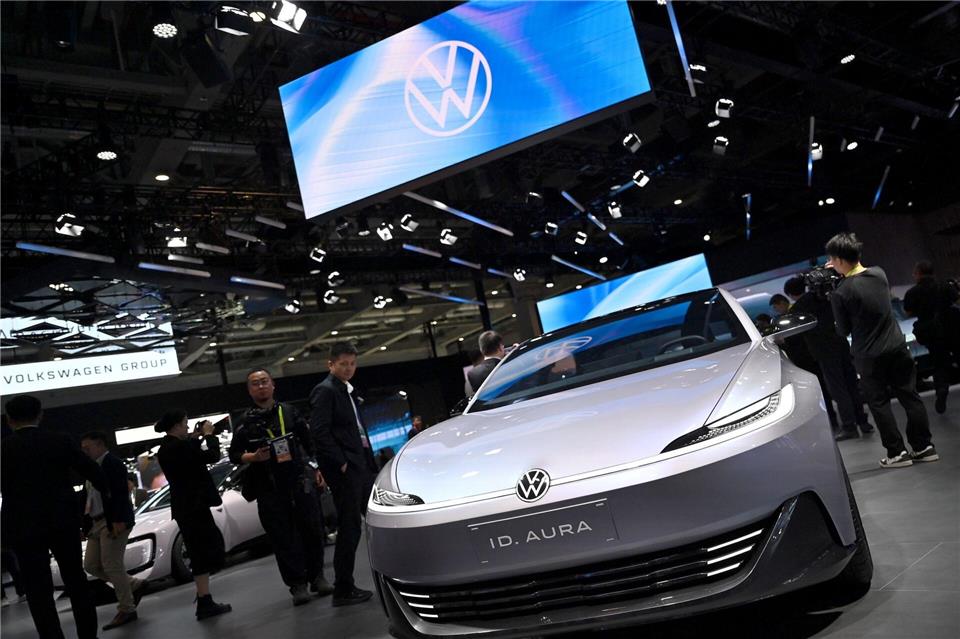 Volkswagen will nun auch selbst Chips entwickeln. Johannnes Neudecker/dpa