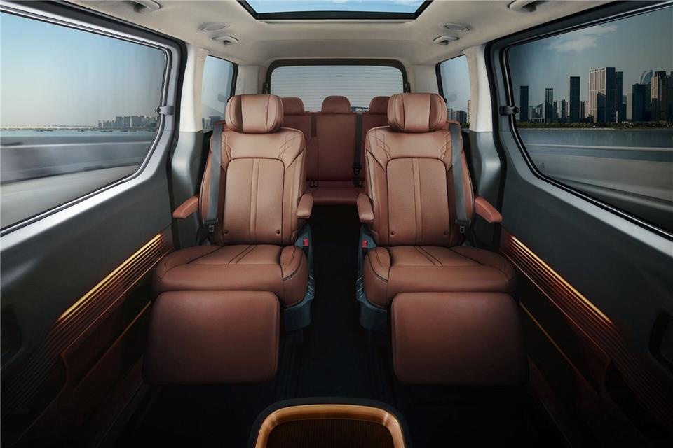 Voll auf Luxus: Wer vom Hyundai Staria die siebensitzige Variante ordert, kann sich im Fond auf zwei aufwendigen Einzelsitzen entspannen.Hyundai/dpa-tmn