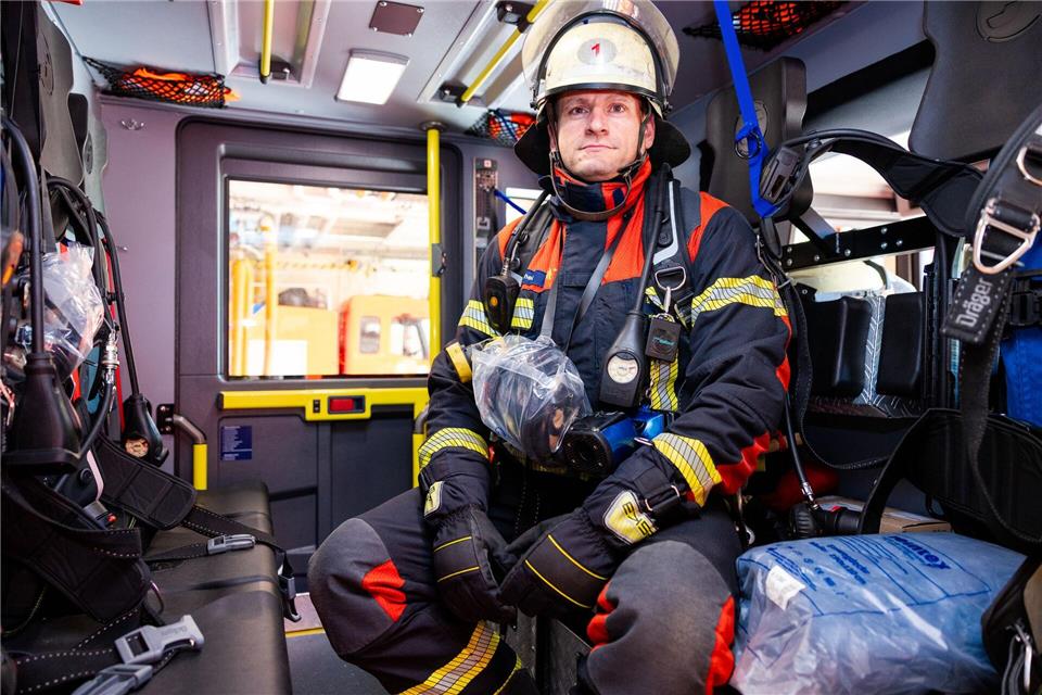 Voll ausgerüstet und einsatzbereit sitzt Hauptbrandmeister Kevin Michel in einem Löschfahrzeug der Berufsfeuerwehr Saarbrücken.Laszlo Pinter/dpa