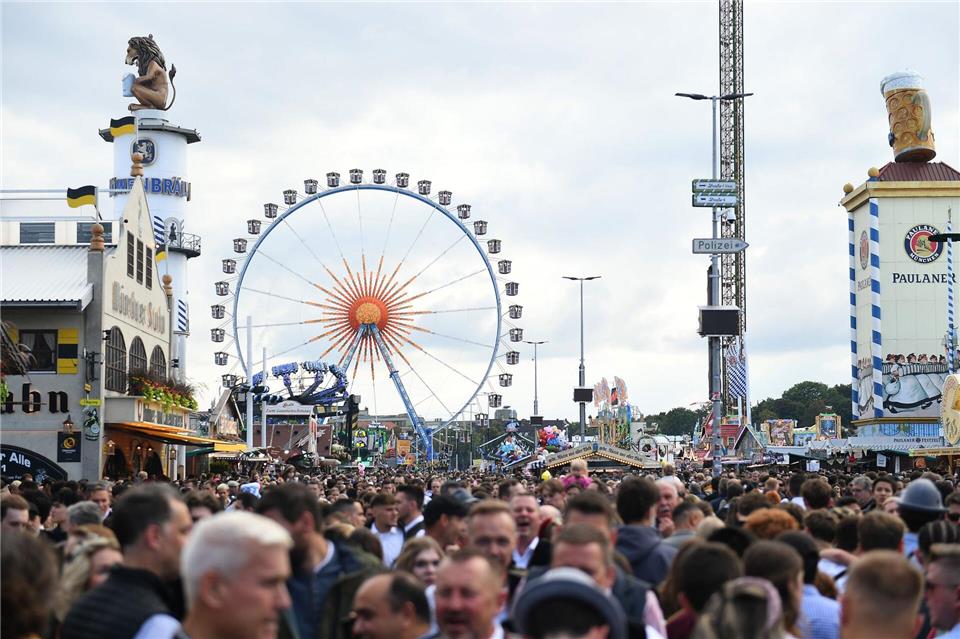Voll ist es auf der Wiesn oft - zum Tischwechsel ging nun kurzzeitig nichts mehr.Felix Hörhager/dpa