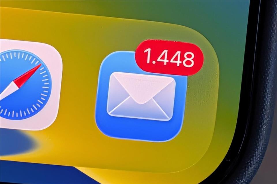 Voll was los im Postfach: Die 4-A-Taktik hilft, Stress durch E-Mail-Flut gelassen zu begegnen: Annehmen, abkühlen, analysieren und aktiv werden.Christoph Dernbach/dpa