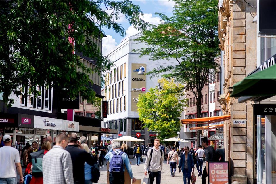 Volle Innenstädte, leere Kassen: Geschäftslage und Erwartungen im Einzelhandel verschlechtern sich weiter. (Symbolbild)Hauke-Christian Dittrich/dpa