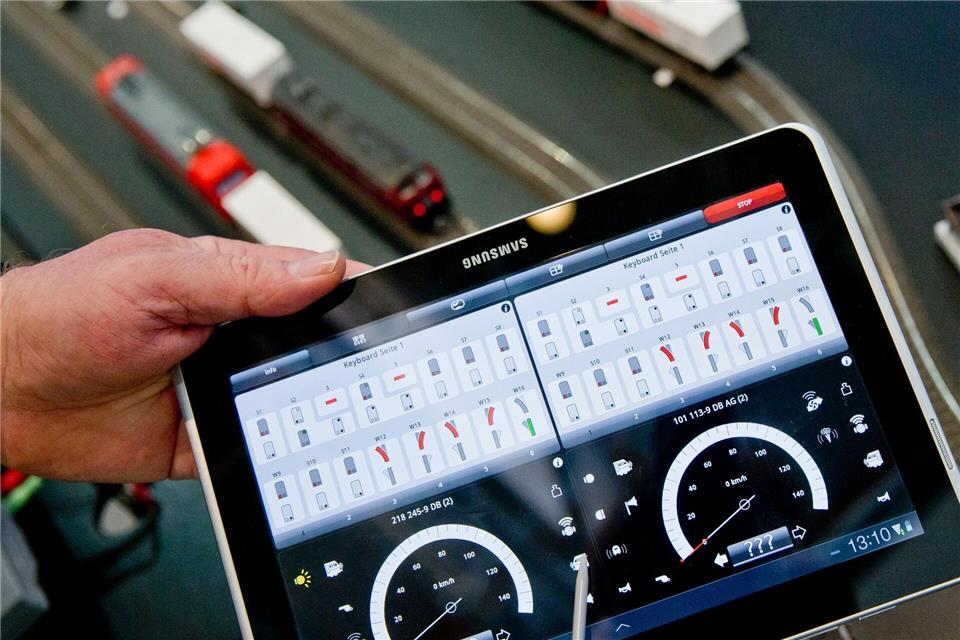 Volle Kontrolle: Modelleisenbahnen lassen sich mittlerweile auch mit digitalen Geräten steuern.Daniel Karmann/dpa/dpa-tmn