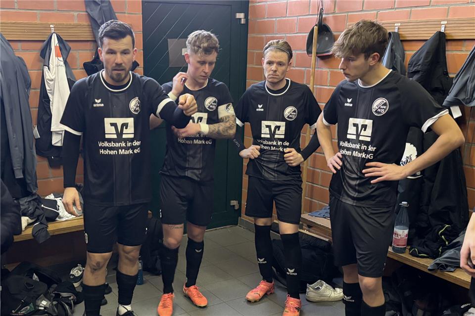 Volle Konzentration vor dem Spiel: SCR-Spielertrainer Kudret Kanoglu schwört seine Mannschaft auf die 90 wichtigen Minuten gegen Holtwick ein. Rechts daneben sein Kapitän Raphael Niehoff.