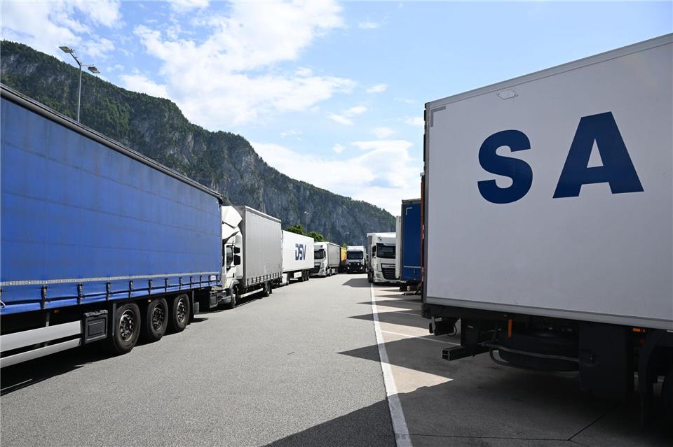 Volle Lkw-Parkplätze an der Autobahn Richtung Tirol. Felix Hörhager/dpa