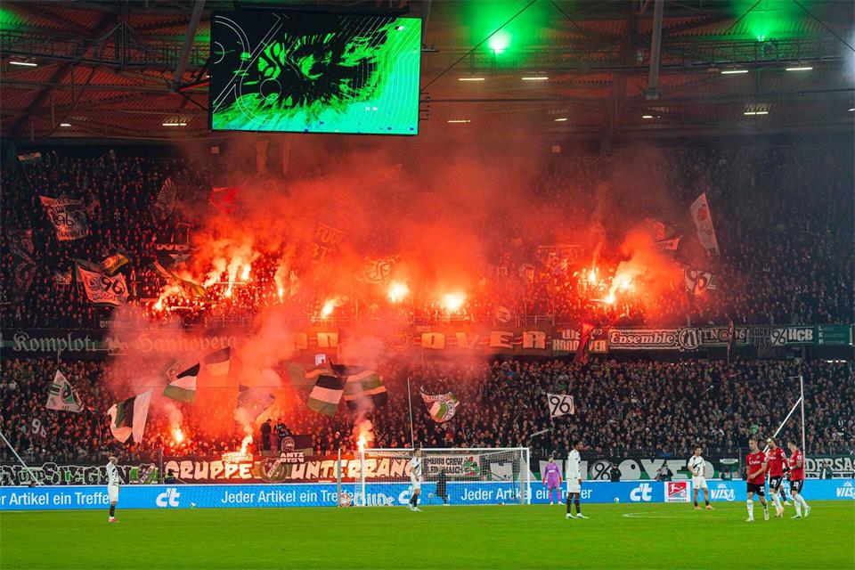 Volle Ränge und viel Pyro im Topspiel zwischen Hannover und St. Pauli.Michael Matthey/dpa