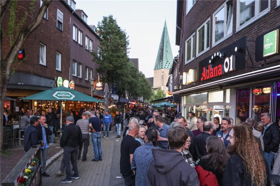 Volle Straße, dichtes Gedränge: Die Ravardistraße in Bocholt ist Heimat vieler gastronomischer Angebote. Die Stadt will den Betreibern nun erlauben, ihre Außengastronomie im Sommerhalbjahr bis 1 Uhr zu öffnen.