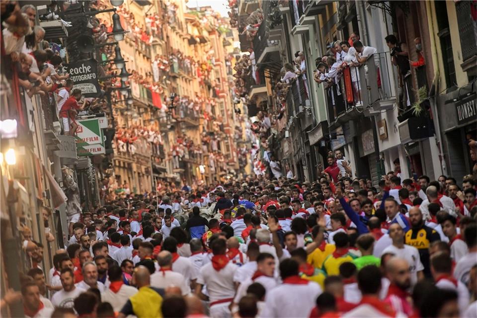 Volle Straßen: Auch bei der zweiten Stierhatz während des diesjährigen „Sanfermines“-Festes sind am Samstagmorgen in Pamplona im Norden Spaniens mehrere Menschen verletzt worden.