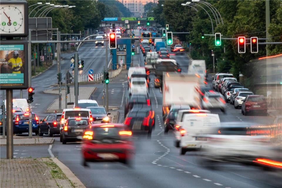Volle Straßen, Stop-and-Go: Manchmal werden Ampeln auch rot, wenn man bereits die Haltelinie überquert hat.Christophe Gateau/dpa/dpa-tmn