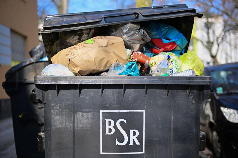 Volle Tonne: Beschäftigte der BSR sind wieder zum Warnstreik aufgerufen. Sebastian Gollnow/dpa