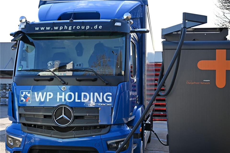 Voller Akku für die nächste Tour: Ein E-Lkw wird auf dem Gelände der WP Spedition in Zwickau geladen. David Hammersen/dpa